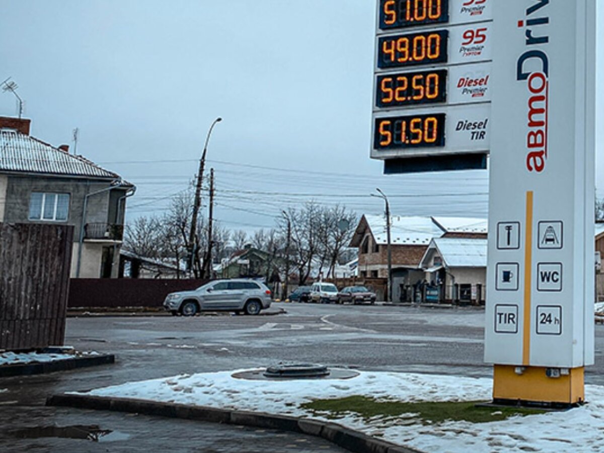 Видели разводы в луже? Вот почему нельзя заправлять полный бак бензина, при  ценах в 50 грн - ЗНАЙ ЮА