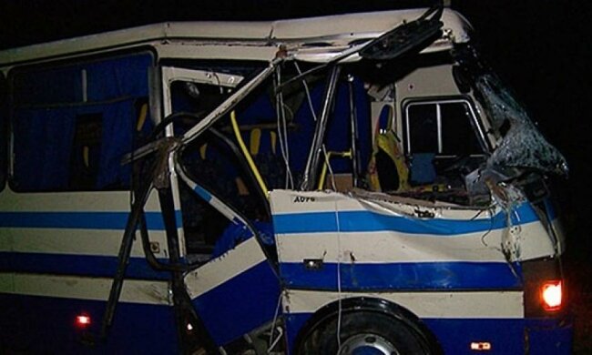 Автобус столкнулся с трактором: погибли два человека (фото, видео)