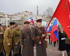 В кокошниках и с советскими флагами: в сети показали, куда совок согнал крымчан