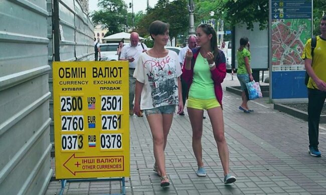 Курс валют: чого чекати від гривні 