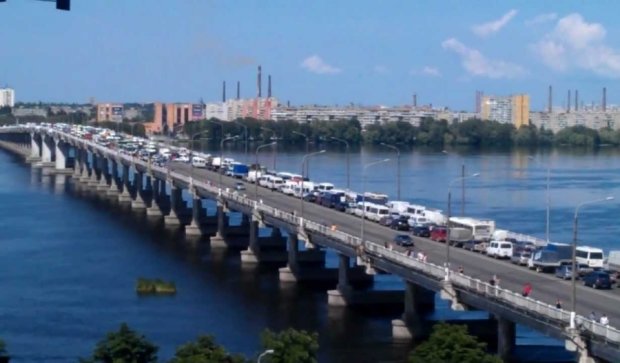 Столичные водители застряли в масштабной пробке на мосту Патона
