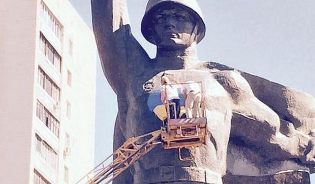 Активисты дорисовали советскому солдату сине-желтое сердце