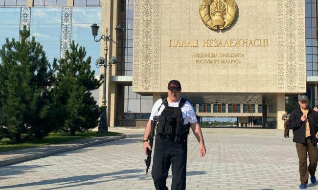 Олександр Лукашенко з автоматом в руках, фото: РИА Новости