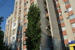 У Запоріжжі озвірілі малолітки розгромили орендовану квартиру і взяли на "мушку" господаря: моторошний заміс потрапив на камеру