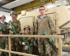 Українські десантники влаштували фотосесію з гумовою зброєю