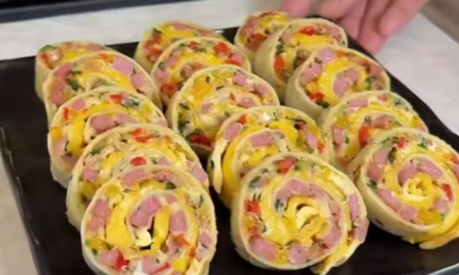 Рулет із тортильї з ковбасою, кадр з відео