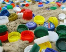 З пластикових кришечок протези не роблять