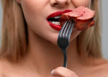 Девушка ест диетическое мясо