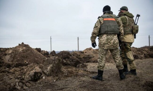 Хороним по-человечески: военные показали эвакуацию тел из "серой зоны"
