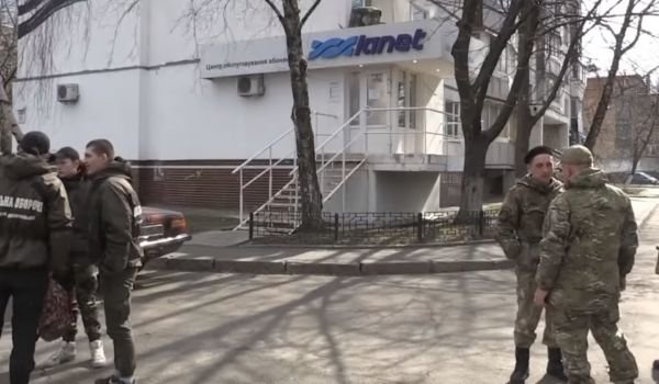 Добровольцы пикетировали офис провайдера «Ланет» из-за карты Украины без Крыма на визитках компании