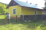 Житель Прикарпатья заглянул не в одну бутылку ради необычного забора - 150 метров стеклянной красоты