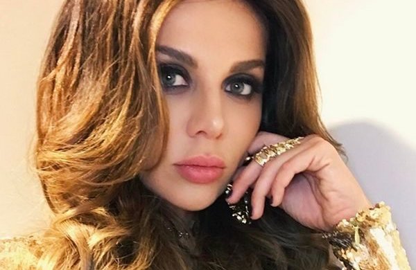 "У романтичну подорож": Седокова заінтригувала фото з літака