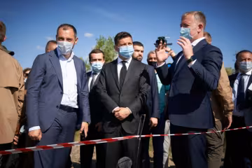 Зеленський нагодував буковинців обіцянками і втік до Києва: "Добудуємо все"
