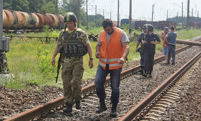 Военные помогают железнодорожникам восстановить сообщения в зоне АТО (фото)
