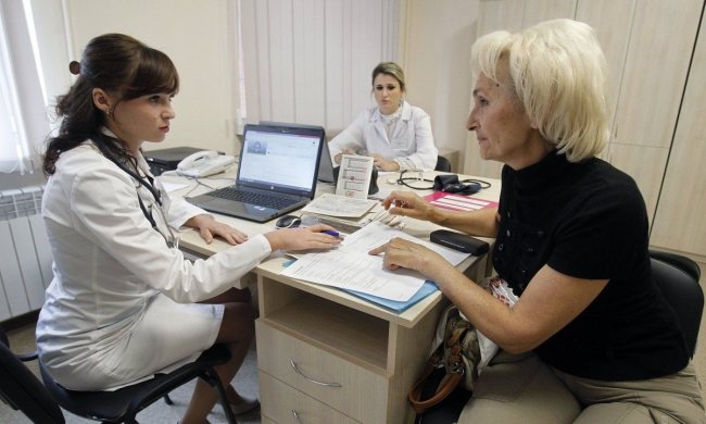 Власти решили отобрать у украинцев еще и больничные: счет пошел на миллиарды
