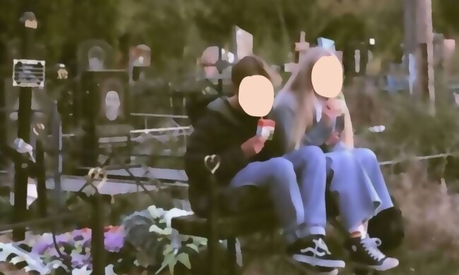 Дети устроили фотосессию на кладбище, скриншот с видео