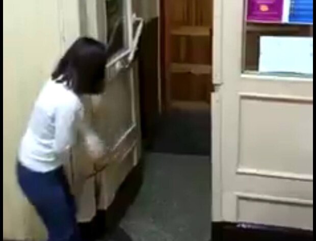 Двери школы / скриншот из видео