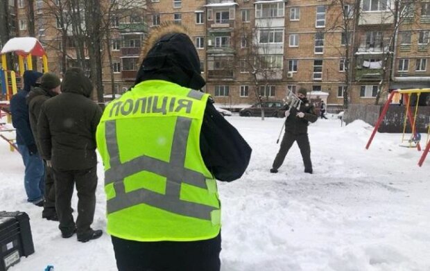 У Києві чоловік підірвав себе на дитячому майданчику (фото: kyiv.npu.gov.ua)