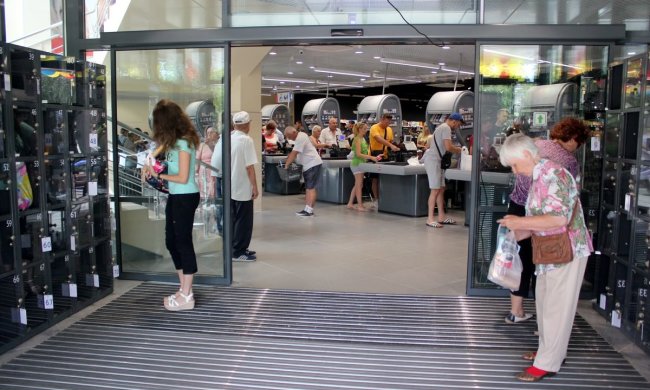 Мати залишила дитину в камері схову супермаркету