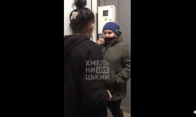 У Хмельницькому банда малоліток влаштувала одногрупниці солодке життя, розбиратиметься поліція: "Чого ти мені п**диш?"