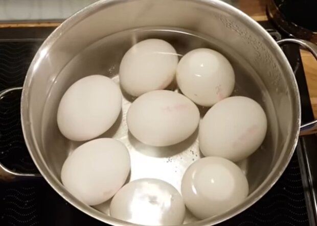Варіння яєць, скріншот з відео