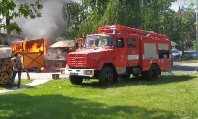 Возле аэропорта "Киев" вспыхнул масштабный пожар, спасатели летят с тоннами воды - первые подробности