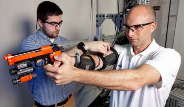 США разрабатывают экзоскелет, который повысит точность стрельбы 