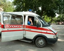 Під Києвом п'яні в зюзю малолітки влаштували бійку з медиками: дике відео