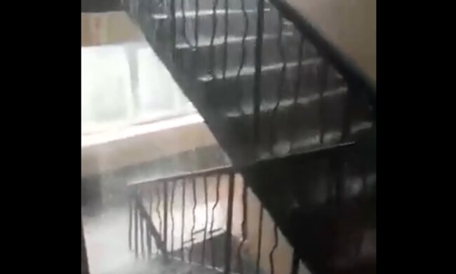 Киян накрило водоспадом просто у під'їзді - діряві дахи й убиті ливнiвки
