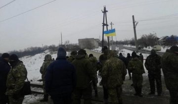 На допомогу "блокадникам" прибули ветерани АТО та активісти