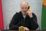 Александр Лукашенко с телефоном, фото из свободных источников
