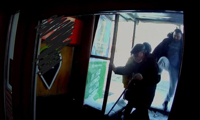 Нелюд ногою зіштовхнув незрячого зі сходів, той впав і розплакався