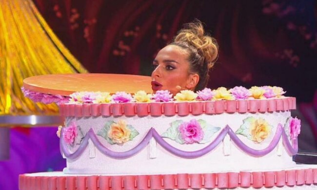 Праздник по-русски: любящие родители поздравили сына стриптизершей