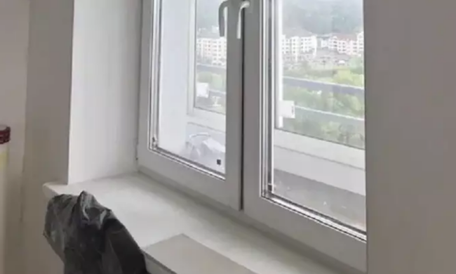 Пластикове підвіконня, кадр з відео