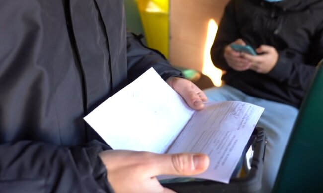 Проверка документов, скриншот youtube BBC News Украина