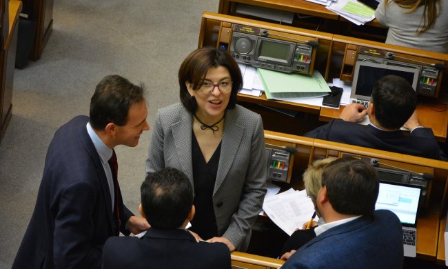 Вице-спикер Рады пришла с сумкой из крокодиловой кожи и в "БДСМ-ошейнике"