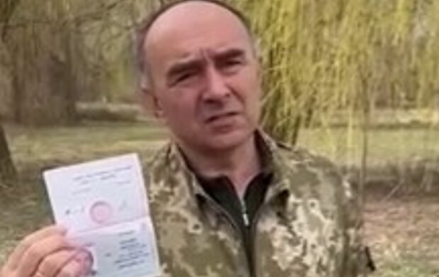 Крымчанин порвал паспорт рф. Фото: Telegram