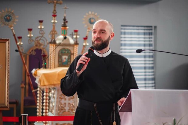 Священник из Тернопольщины "посадил" Бога за компьютер - теперь только онлайн