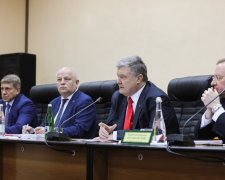 "Короля делает свита, так и хочется фейсом об тейбл": команда Порошенко напугала украинцев, посмотрите на эти лица