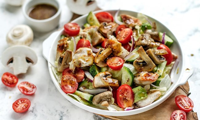 Низькокалорійний рецепт: овочевий салат з індичкою