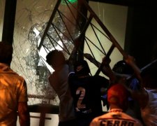 Парагвайські чиновники масово "злітають" з посад через протести
