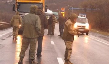 На Закарпатті розвертають російські фури (відео)