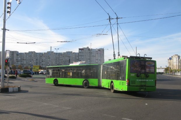 У Харкові жінка впала просто з даху тролейбуса: дивна історія сколихнула місто