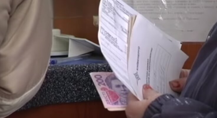 Платежки за коммуналку. Фото: скрин youtube