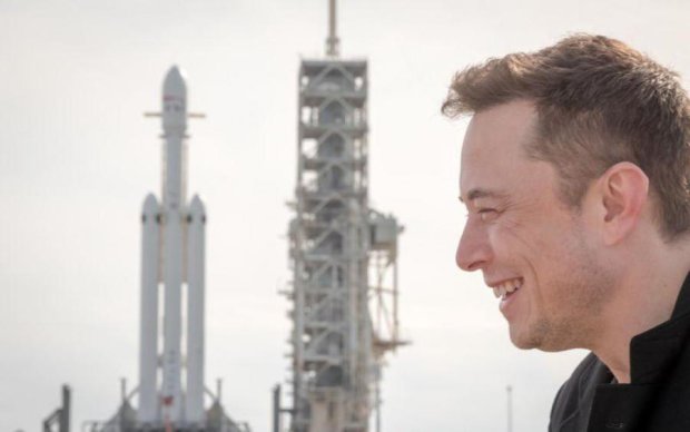 Маск випробує надважку ракету Falcon Heavy: пряма трансляція