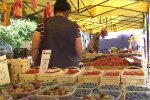 Ціни на ягоди та фрукти. Фото: скрін youtube