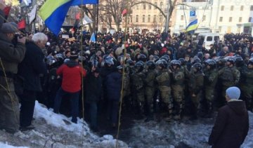 Редути, намети і дрова: як "блокадники" облаштовуються під АП