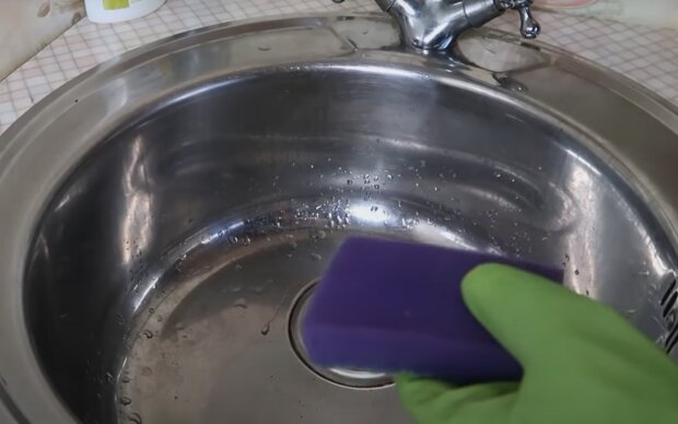 Як відмити раковину. Фото: скрін youtube
