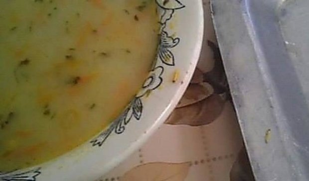 Вінницьких військових годують супом з хробаками (відео)