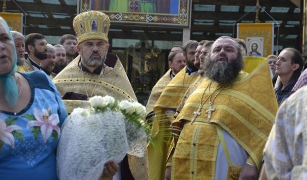 Копы отдали украинскую церковь священникам "русского мира"